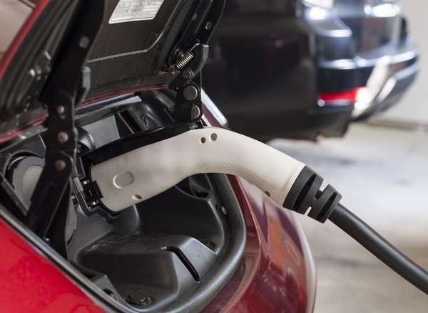 Nie wjedziesz elektrykiem do garażu? Jest bardziej niebezpieczne niż auto z LPG