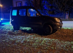 Zjechał samochodem na pobocze i zawisł na kamieniu. W alkomacie zabrakło skali