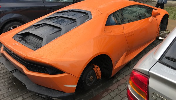 Z rozbitego Lamborghini zginęły koła. Ile mogą kosztować?