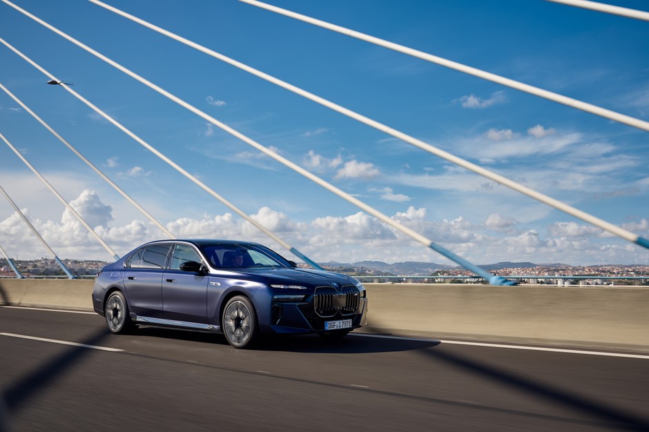 BMW i7 M70
