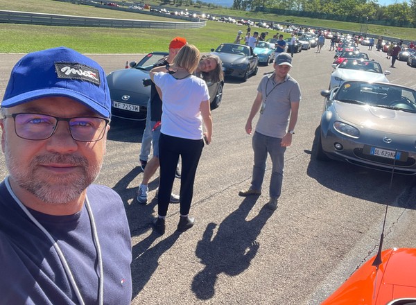 Pojechałem Mazdą MX-5 do Modeny pobić rekord Guinnessa