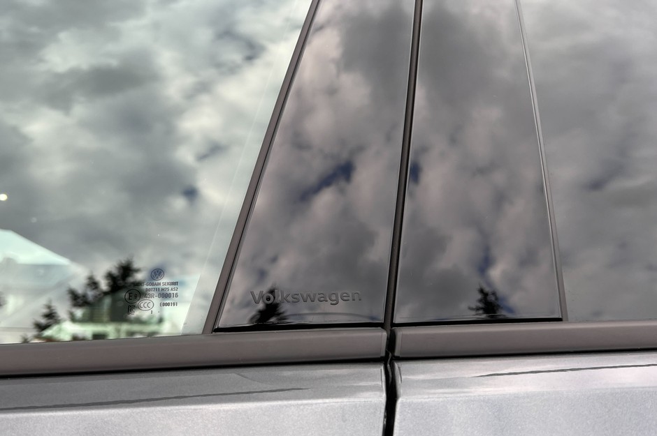 Miły dodatek: napis "Volkswagen" na środkowym słupku