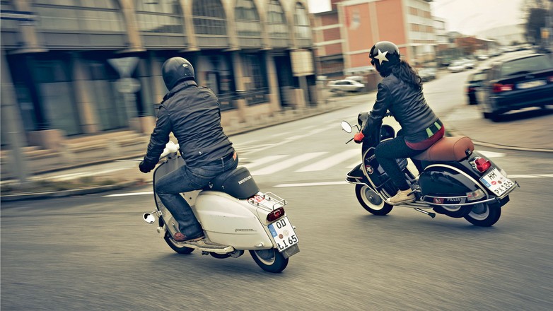 Dla wielu fanów skuterów to niemal sprawa wiary: Vespa czy Lambretta? Nawet jeśli niewprawne oko nie widzi specjalnych różnic, pod blaszanym ubraniem, z technicznego punktu widzenia, jest ich jednak sporo.