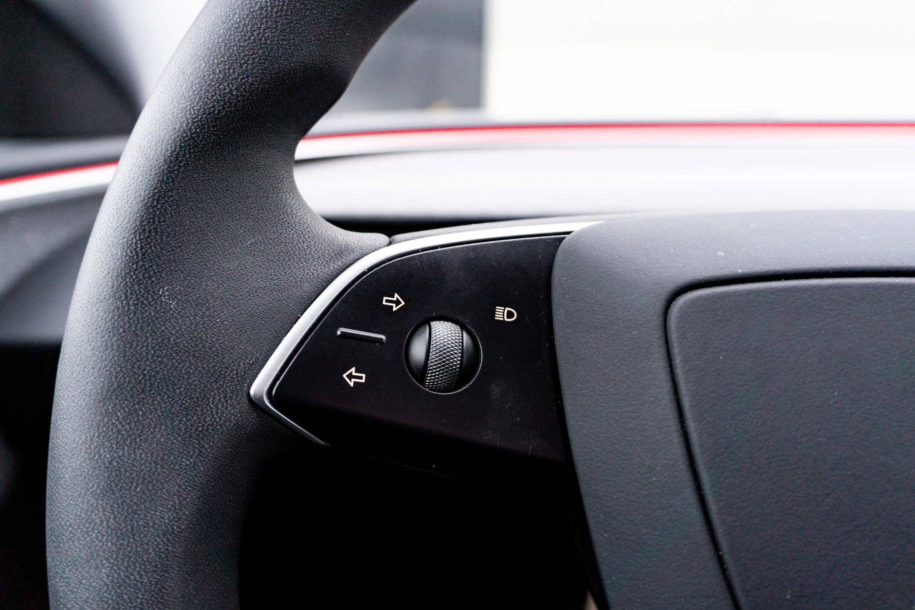 Sterowanie kierunkowskazami za pomocą przycisków - nowoczesne i minimalistyczne, ale czy wygodne?