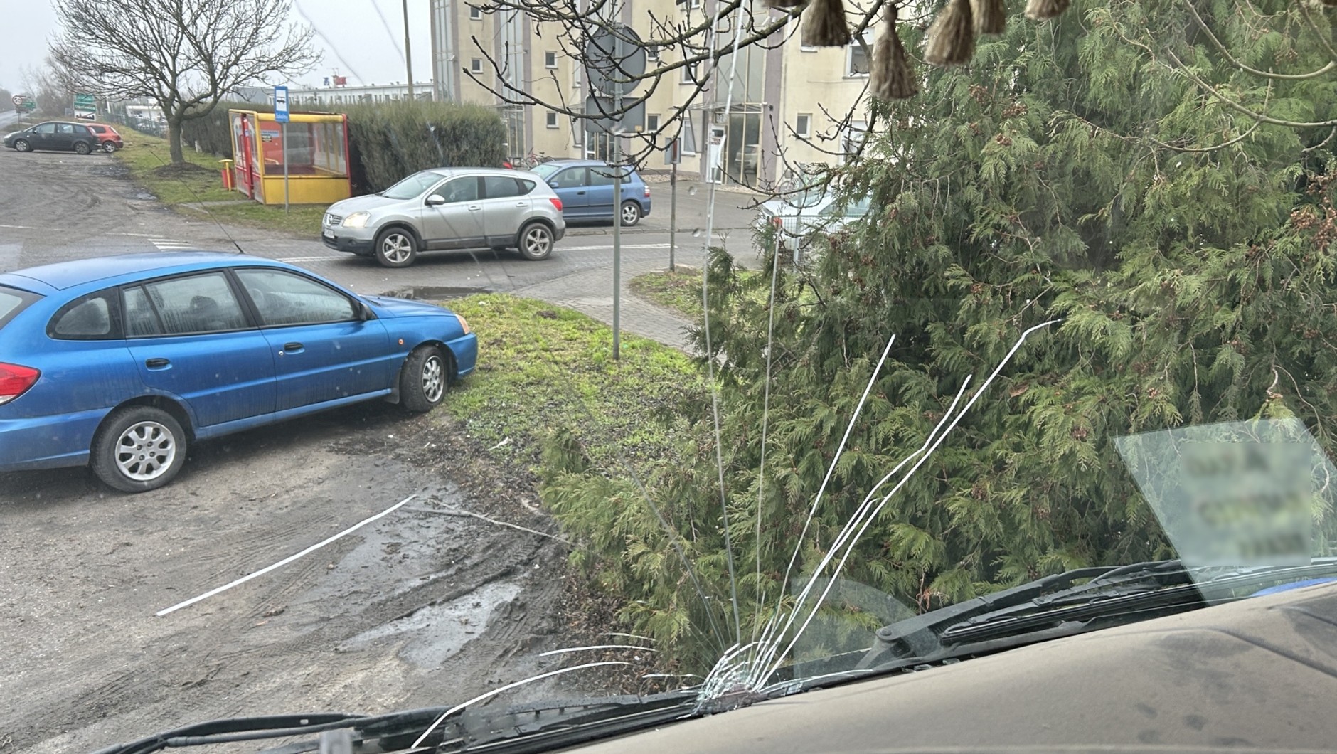 Pęknięta szyba – to wyklucza zaliczenie badań technicznych