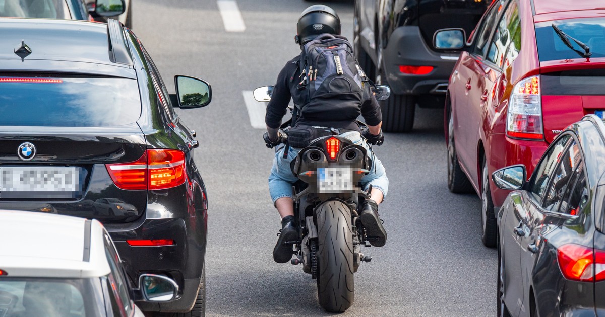 Wyprzedzanie motocyklem z prawej strony jest możliwe. Trzeba jednak pamiętać o ważnych zasadach