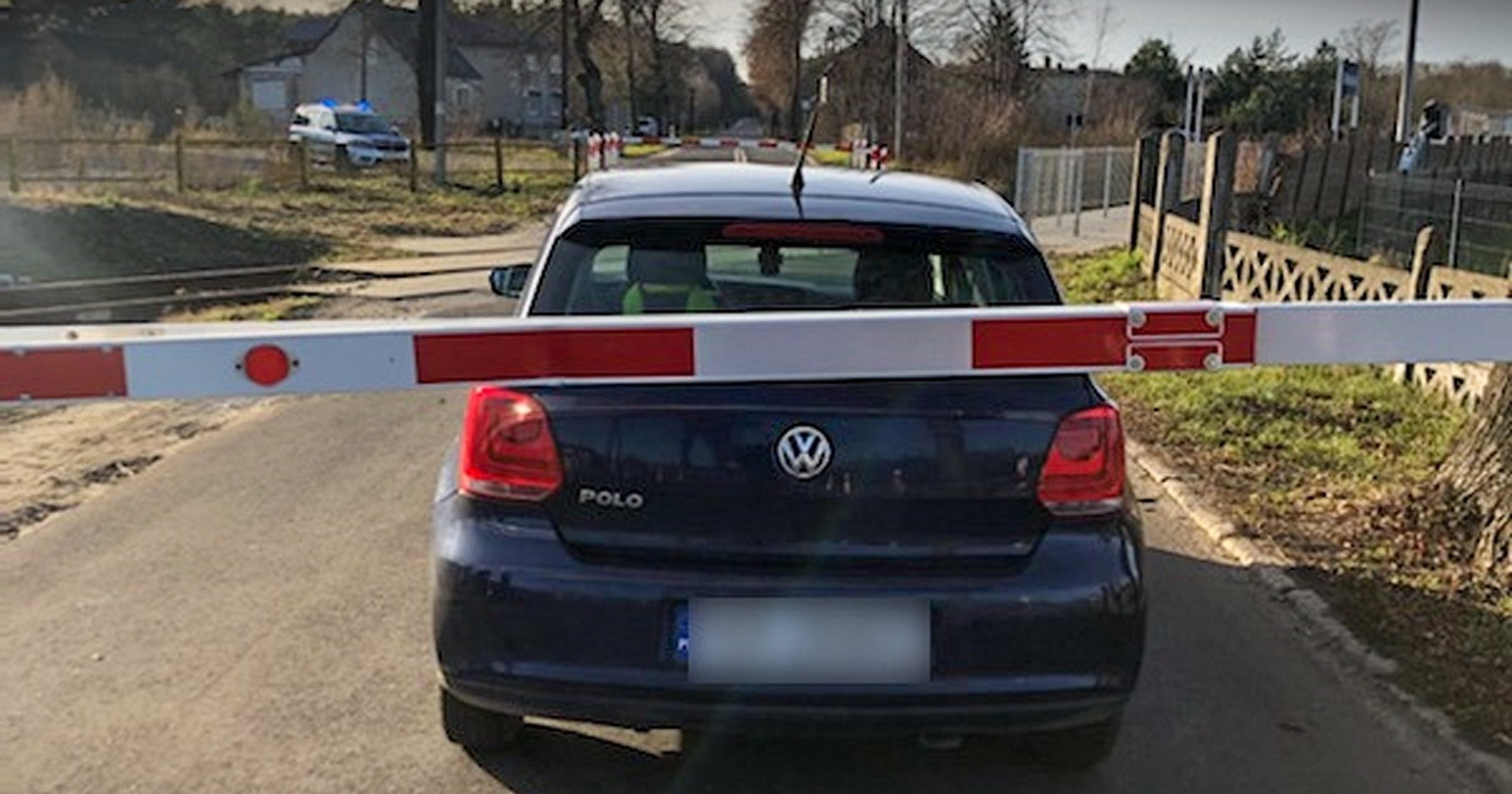 81-letni kierowca Volkswagena wjechał za zamknięte rogatki