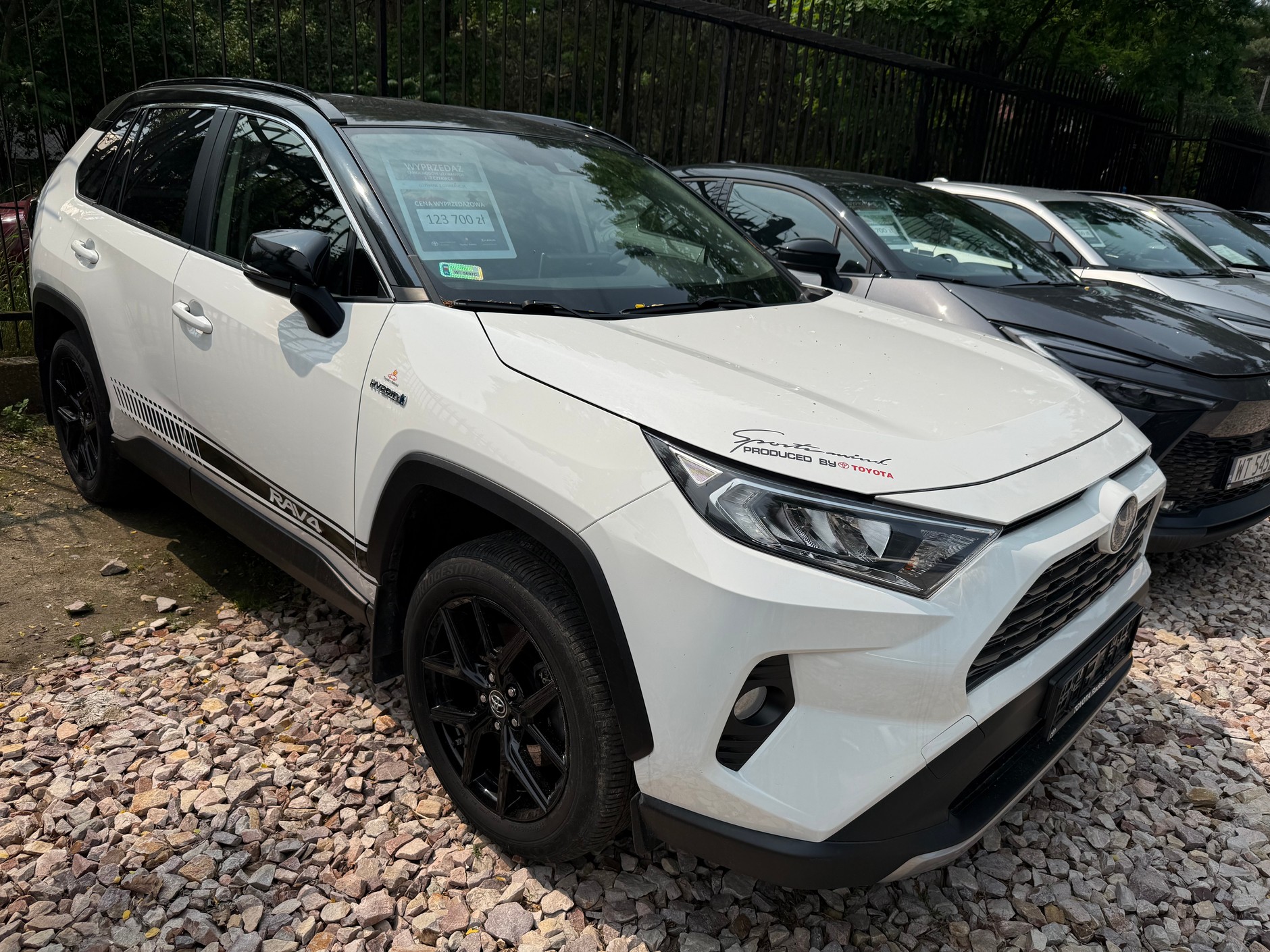 Toyota RAV 4 z 2020 r. oferowana przez autoryzowanego dilera za 123 tys. 700 zł