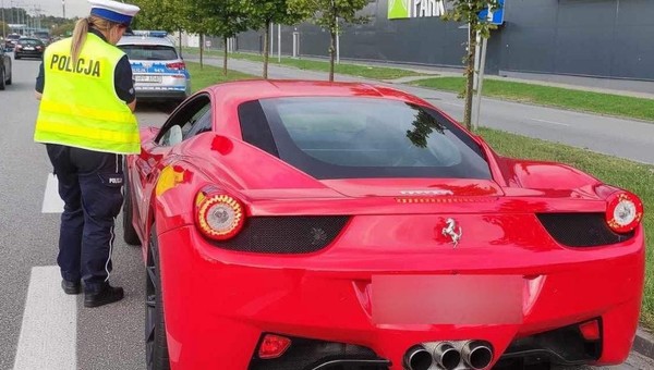 Gnał czerwonym Ferrari po Częstochowie 144 km/h. Raczej nie spodziewał się takiego finału