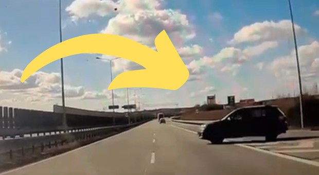 Tak włączała się do ruchu na S8. Wszystko się nagrało [WIDEO]