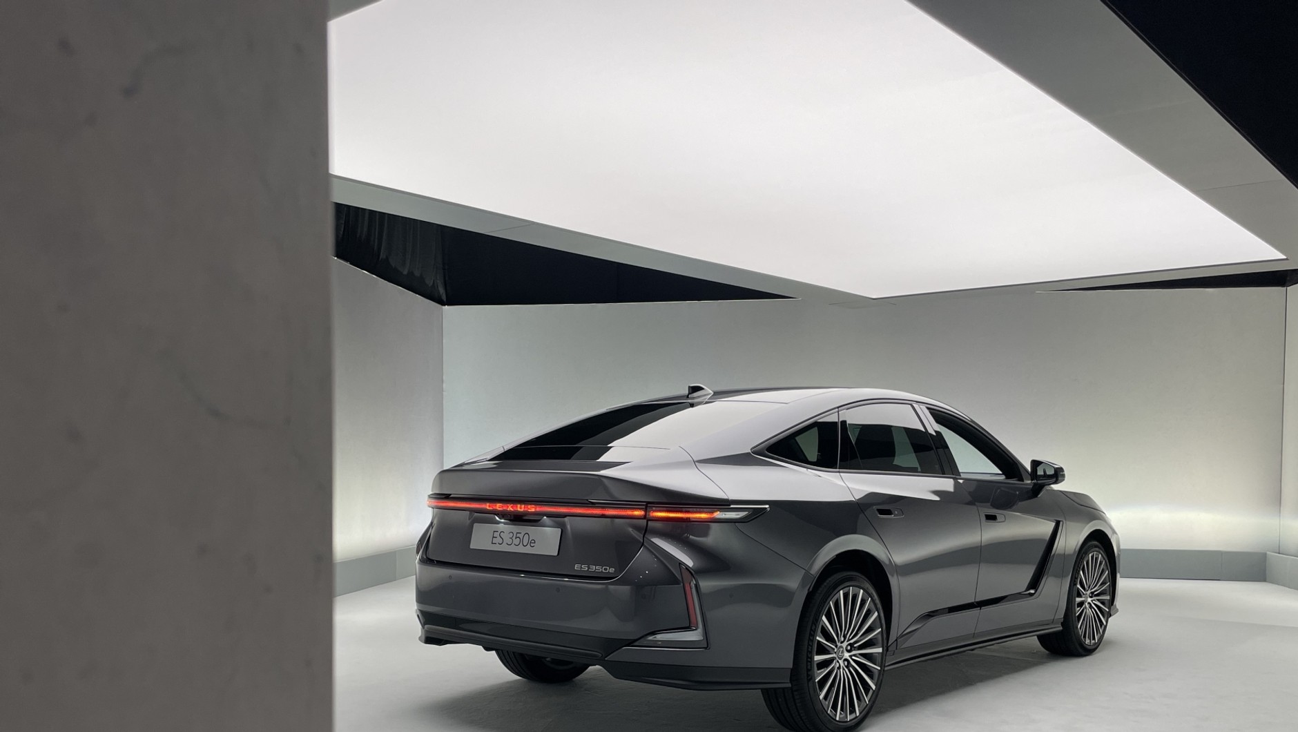 Lexus ES przeszedł radykalną metamorfozę stylistyczną