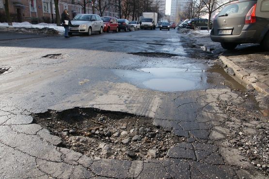 Wyboje, uszkodzone koła, urwane elementy zawieszenia