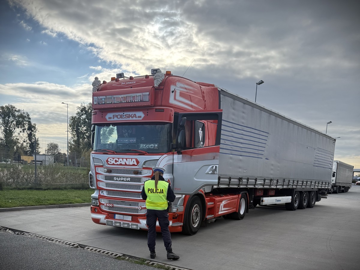Kierowca ciężarówki zatrzymany za wyprzedzanie na autostradzie