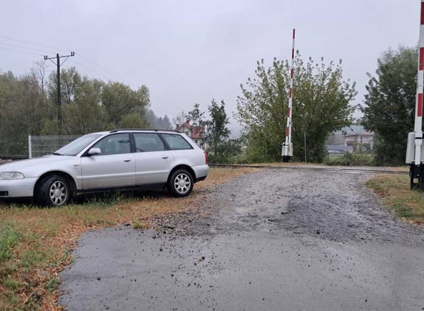 Kierowca Audi tak zaparkował, że wstrzymał ruch kolejowy