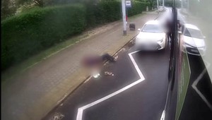 Potrąciła pieszego wysiadającego z tramwaju. Nie miał szans na reakcję [Wideo]