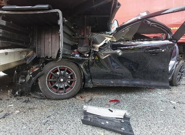 Mały Opel został zmiażdżony przez ciężarówkę. To cud, że nikt nie zginął