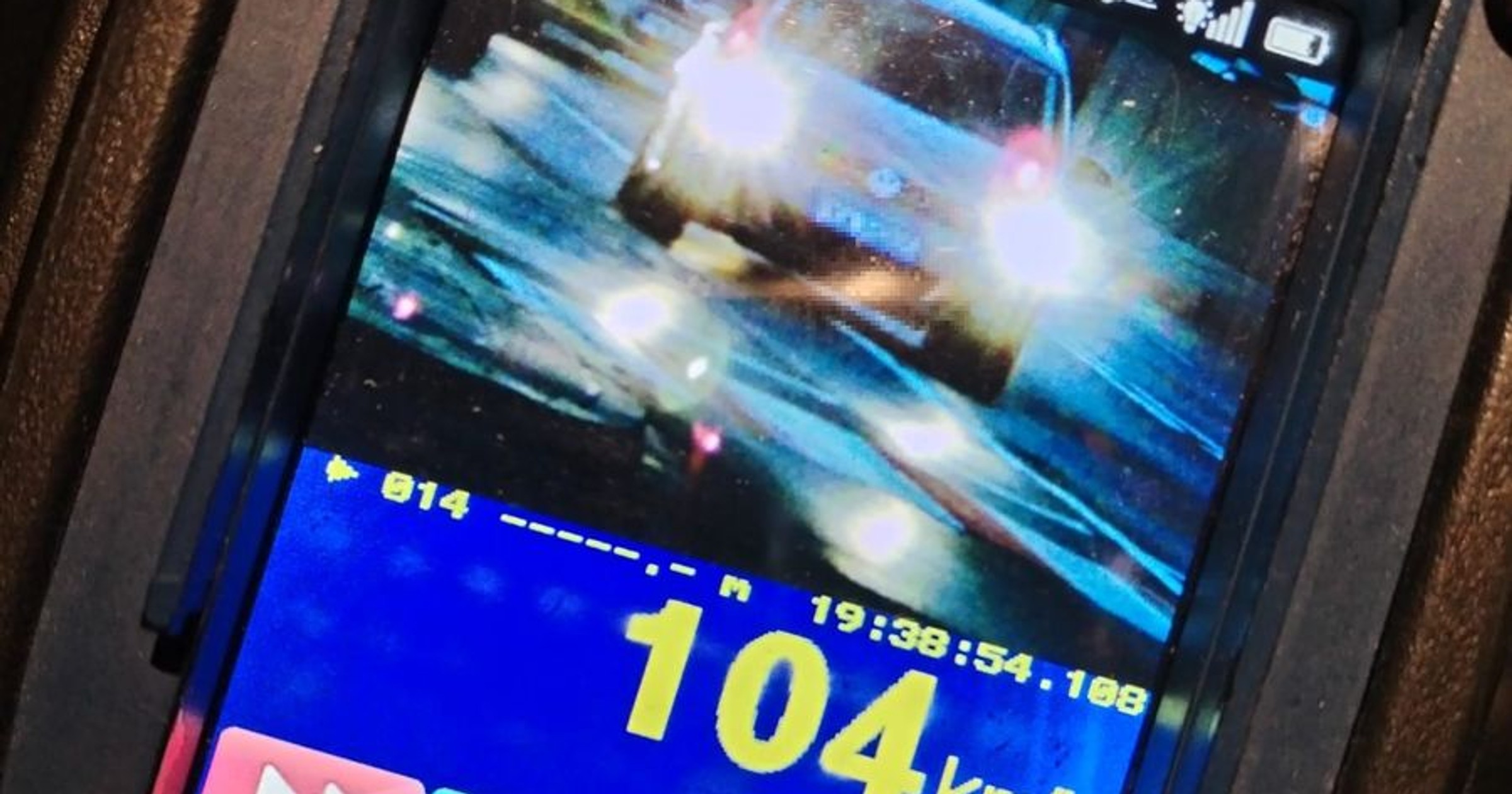 19-latek jechał z prędkością 104 km/h tam, gdzie obowiązywało ograniczenie do 50 km/h