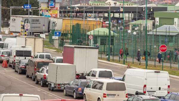 Długie kolejki aut czekających na wjazd z Ukrainy do Polski, ale nie wszędzie
