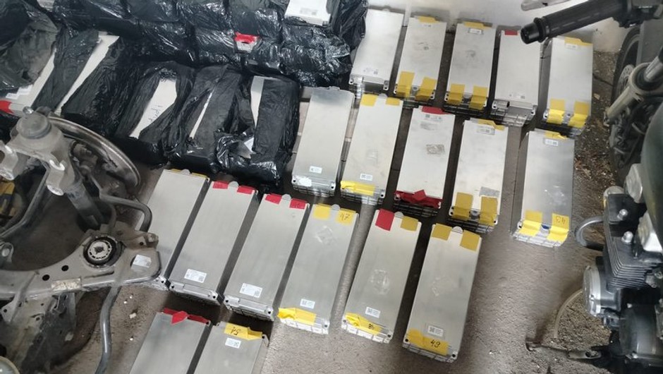 Policjanci odzyskali skradzione akumulatory do samochodów elektrycznych