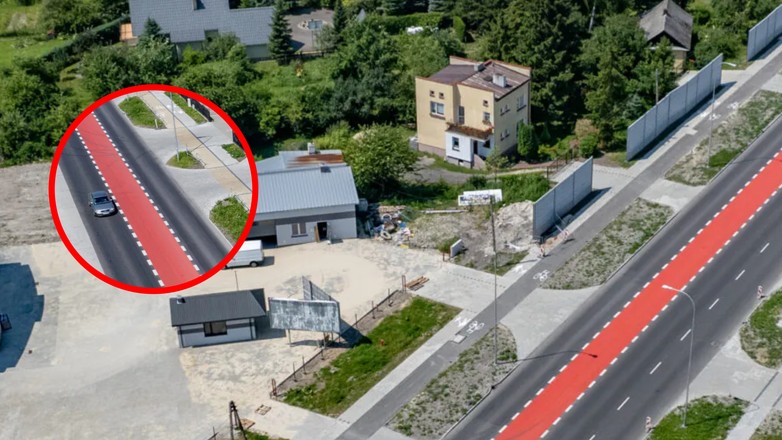 Dodatkowy pas pośrodku drogi ułatwia życie mieszkańcom przydrożnych posesji. 