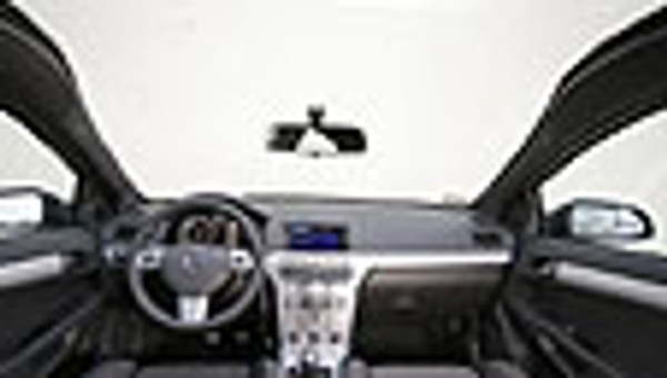 Opel Astra GTC - Dach ładny, niepraktyczny