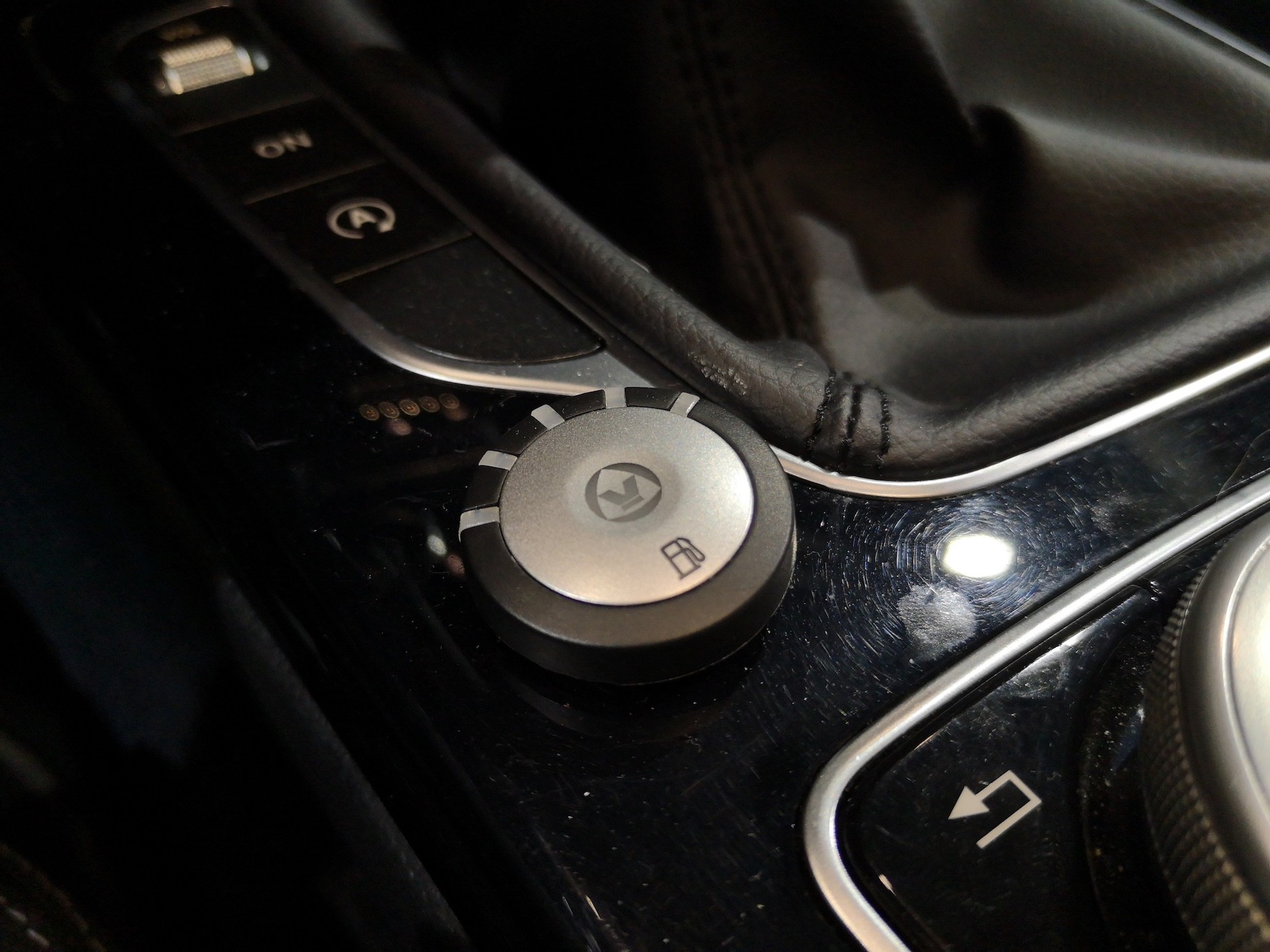 Instalacja LPG Vialle DirectBlue – włącznik instalacji w kokpicie auta