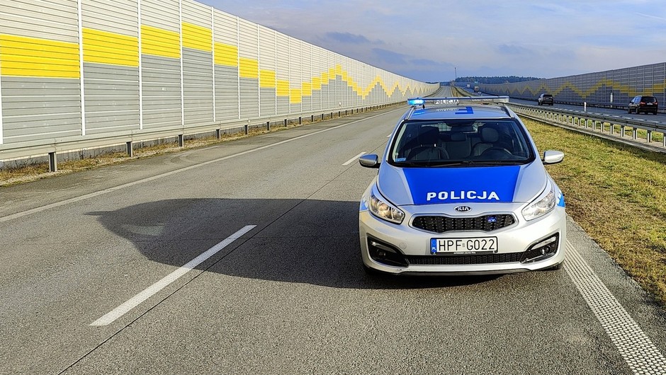 Policjanci zatrzymali pijanego kierowcę na trasie S8. Spał na pasie awaryjnym