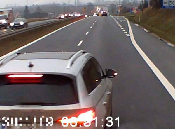 "Szeryf" w Skodzie zrobił to złośliwie. Stracił prawo jazdy i stanie przed sądem [WIDEO]