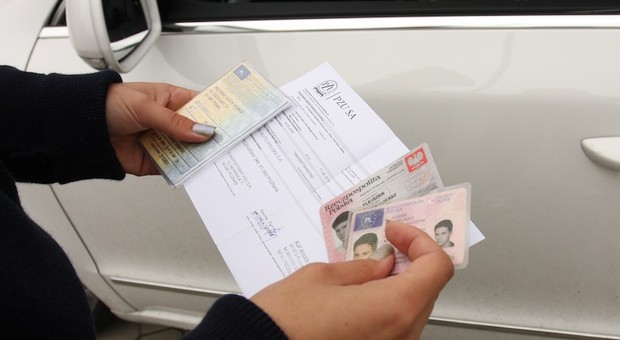 Wiadomo od kiedy pojedziemy bez dowodów rejestracyjnych i polis OC