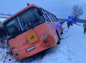 Autobus z dziećmi wjechał do rowu. 13-latka trafiła do szpitala