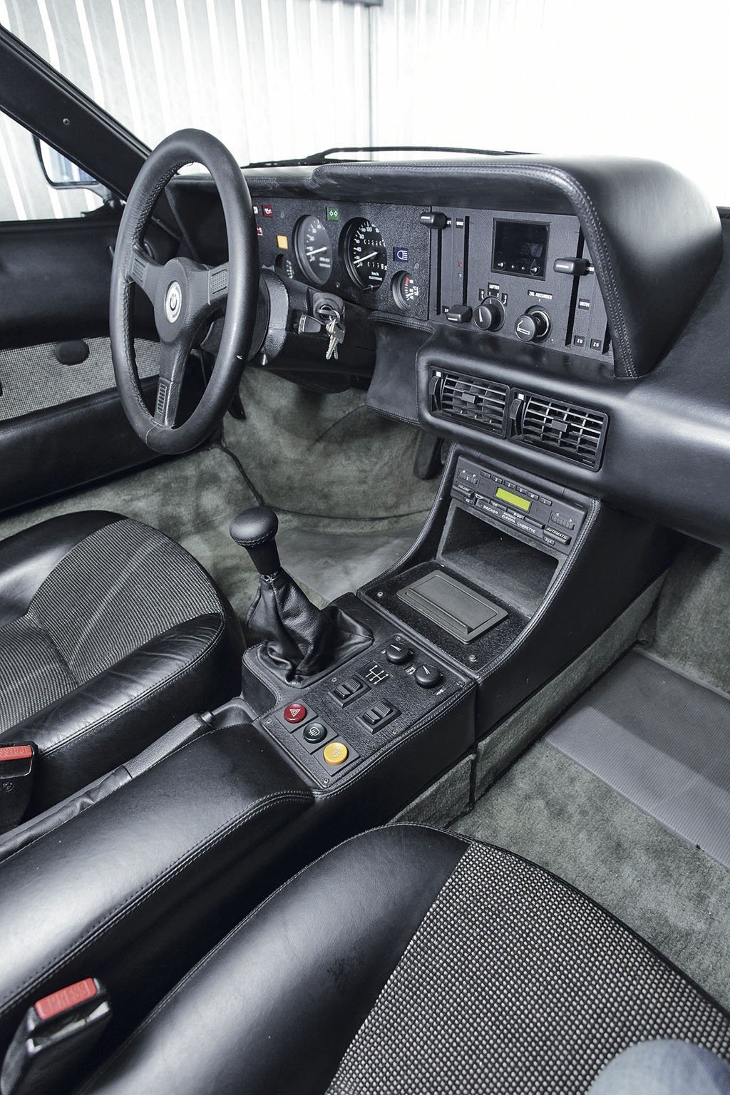 Kokpit jest przeraźliwie ciasny, jakość wykonania – mierna.