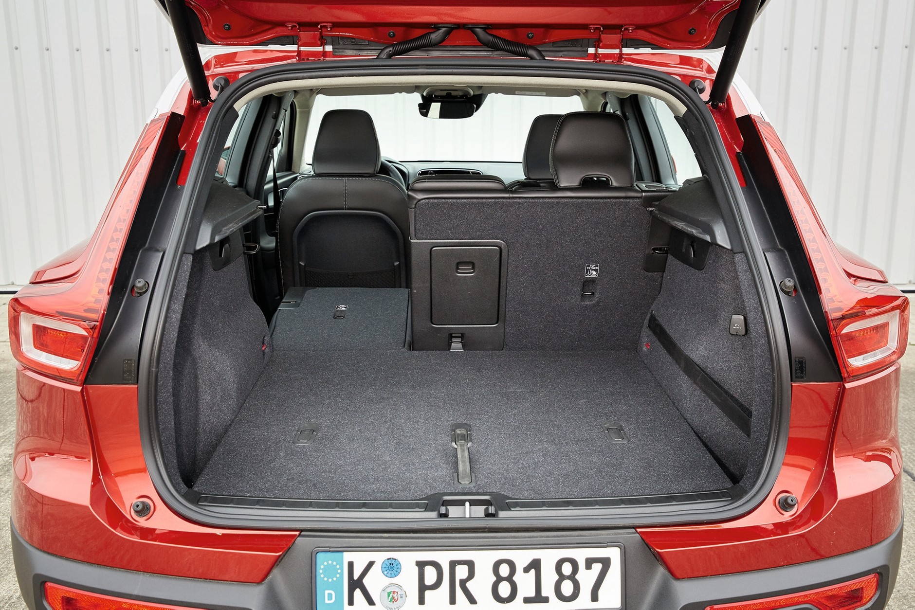 Porównanie: Jaguar E-Pace i Volvo XC 40 - małe Suv-y, duża frajda?