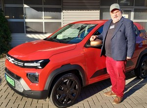 Pierwsza jazda odnowioną Dacią Spring. To najtańszy „elektryk" na rynku