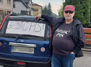 Pan Janusz stanie przed sądem za napis na samochodzie. "To atak na wolność słowa"