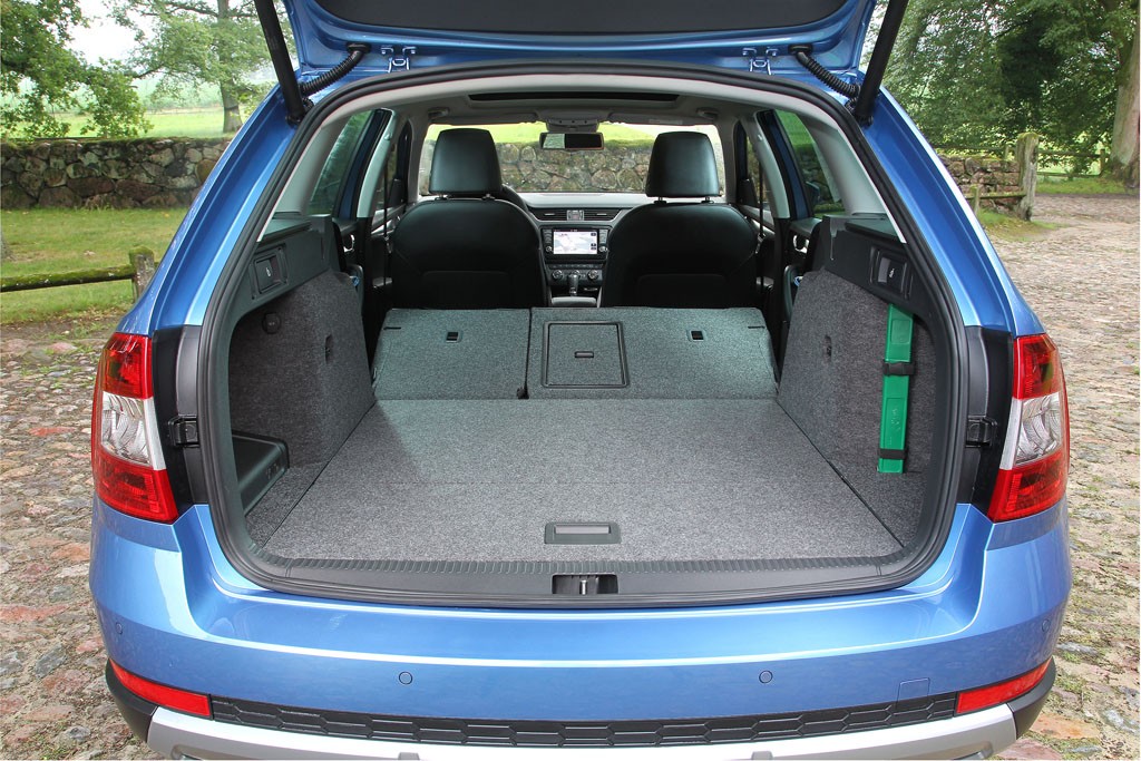 potężny bagażnik to nieodzowny element wycieczkowego auta. Po złożeniu fotela można przewieźć rzeczy o dł. 2,92 m!