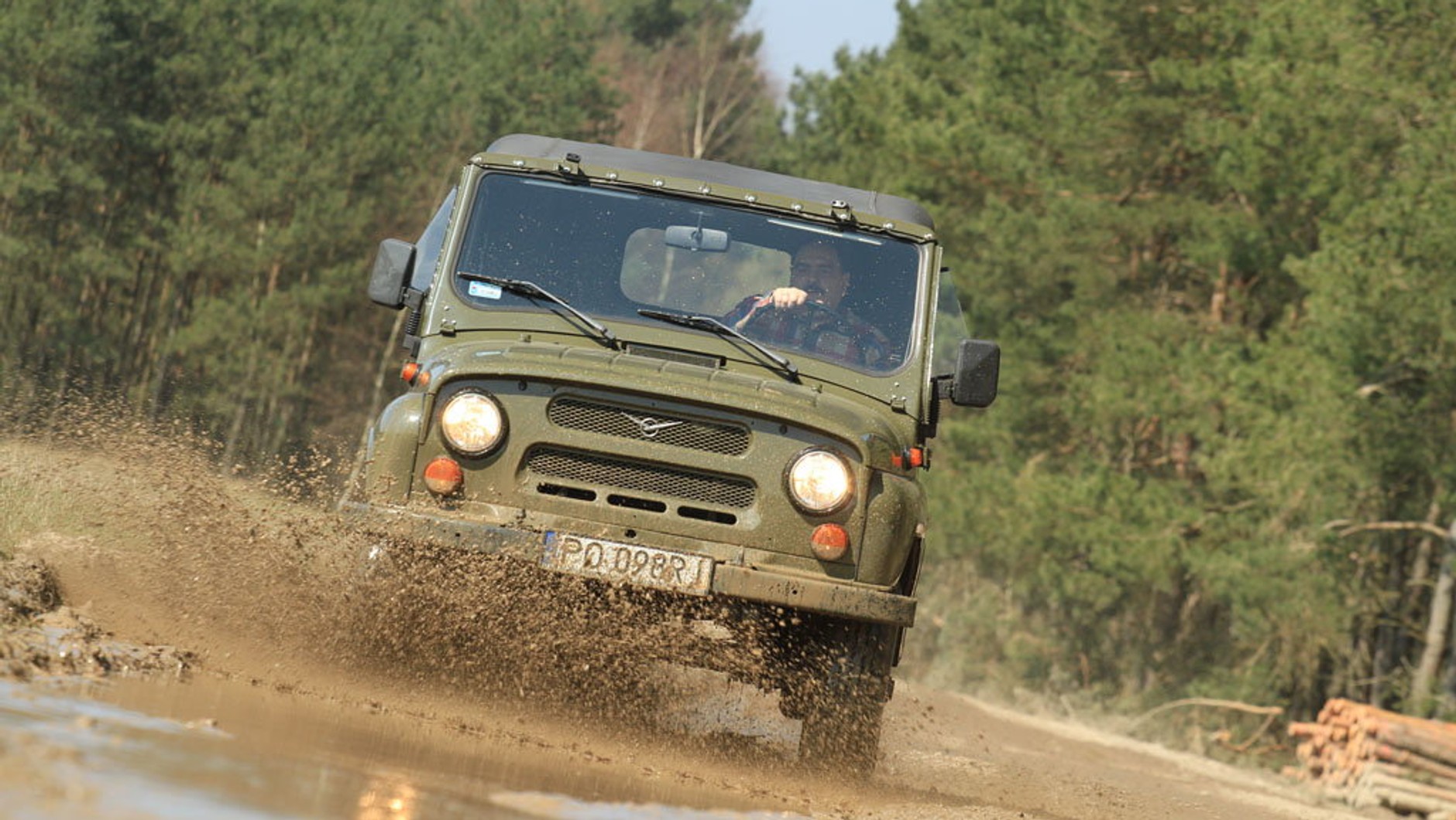 W terenie sprawdzają się: napęd 4x4, reduktor i prześwit 220 mm. Kąty natarcia/zejścia/rampowy: 52/42/45-50 st.