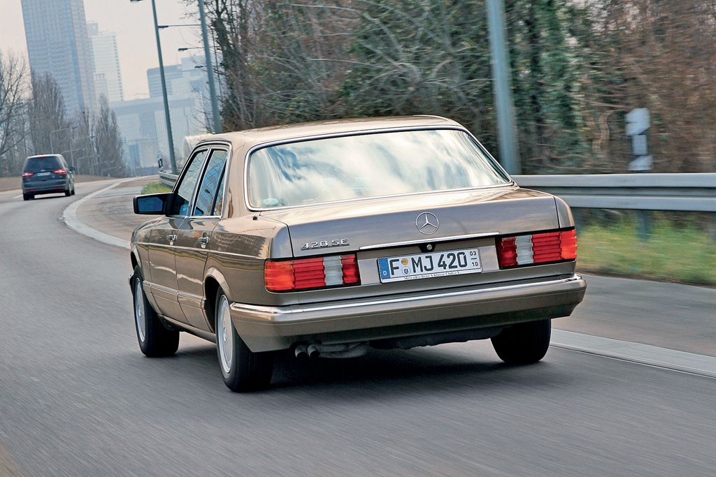 Modelem 420 SE podróżuje się płynnie, ale niezbyt szybko. Wersja z katalizatorem ma 224 KM. W przypadku W126 estetyka była ważniejsza od prostackiego zwiększania koni mechanicznych
