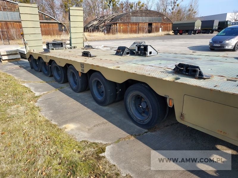 Wojskowe Volvo FL12 z naczepą Lohr