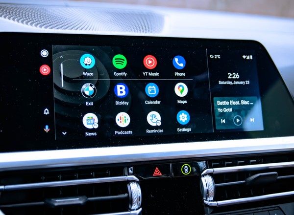 Google Pixel 10 ma problemy z Android Auto. Użytkownicy skarżą się na pobór energii
