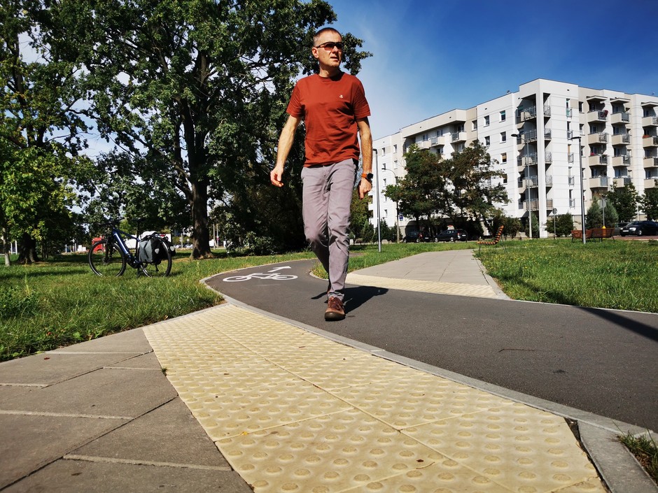 Przejście sugerowane na drodze dla rowerów – można przekroczyć drogę, ale lepiej się rozejrzeć