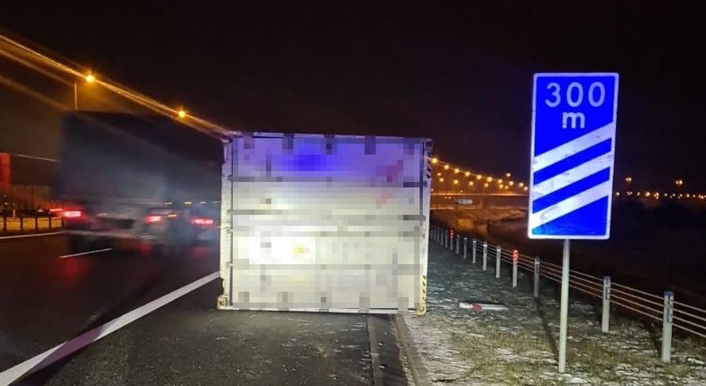 Zgubiony kontener na autostradzie A1 w okolicach Grudziądza; grudzień 2023 r.