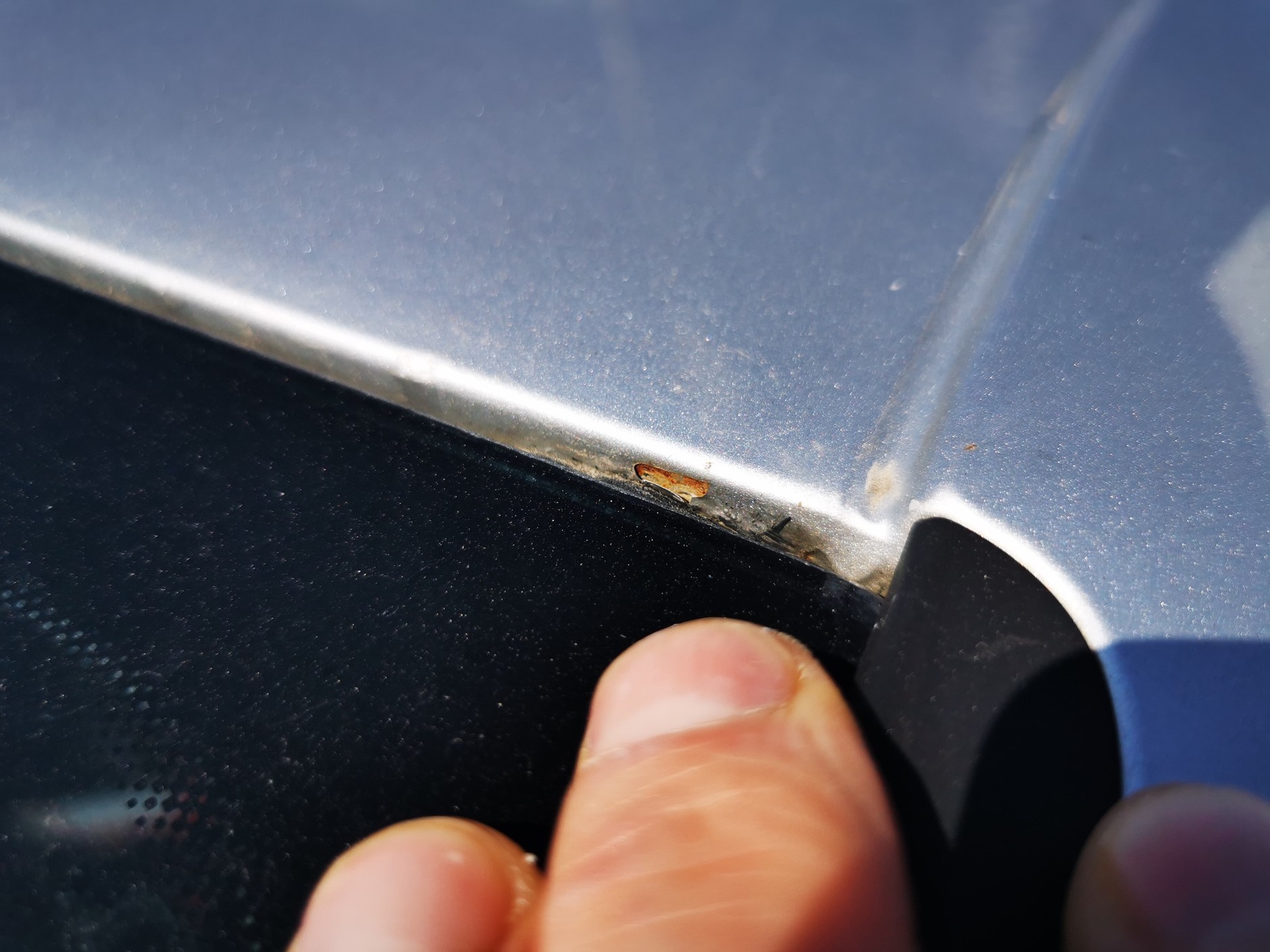 Korozja przy ramce szyby – wyjątkowo niefortunne miejsce