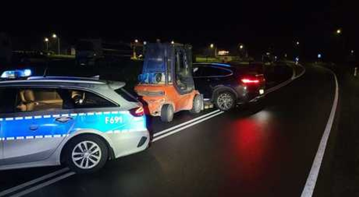 Wiózł samochód wózkiem widłowym. Grożą mu trzy lata więzienia
