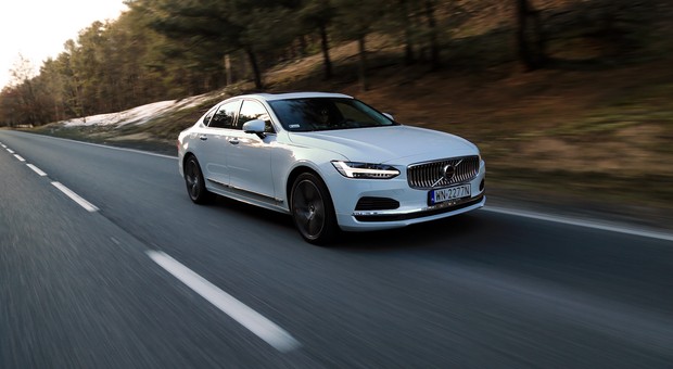 Volvo S90 Recharge T8 AWD – hybrydowy chłód
