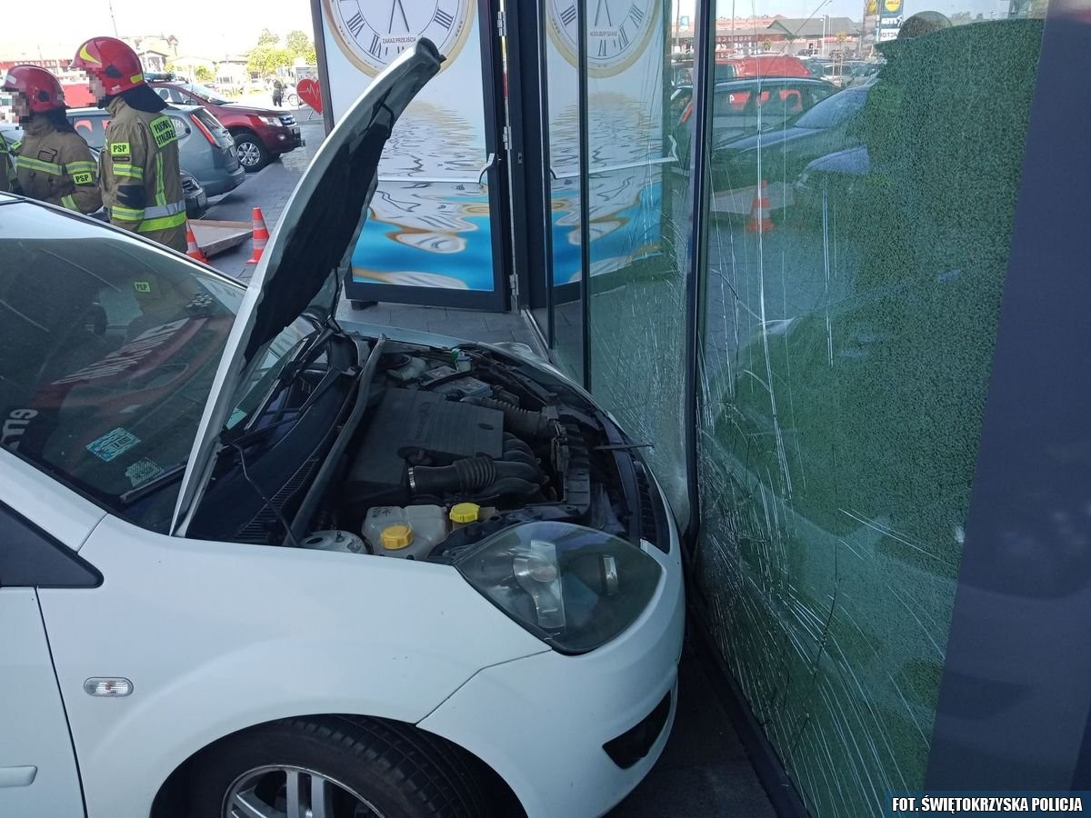 Wszystko przez to, że pomyliła pedał hamulca z gazem