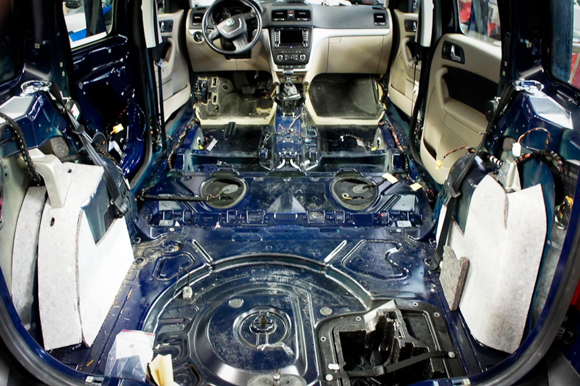 Skoda Yeti: zdemontowana fabryczna wykładzina