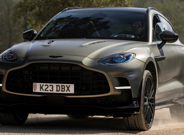 Aston Martin DBX707, do niedawna najmocniejszy seryjny SUV, może zgubić olej