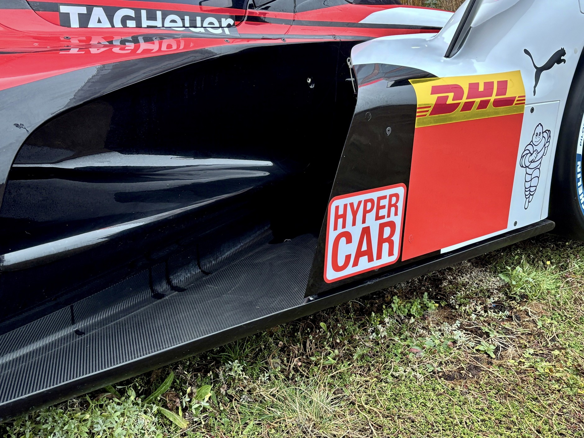 Porsche 963 na dachu biurowca w Warszawie