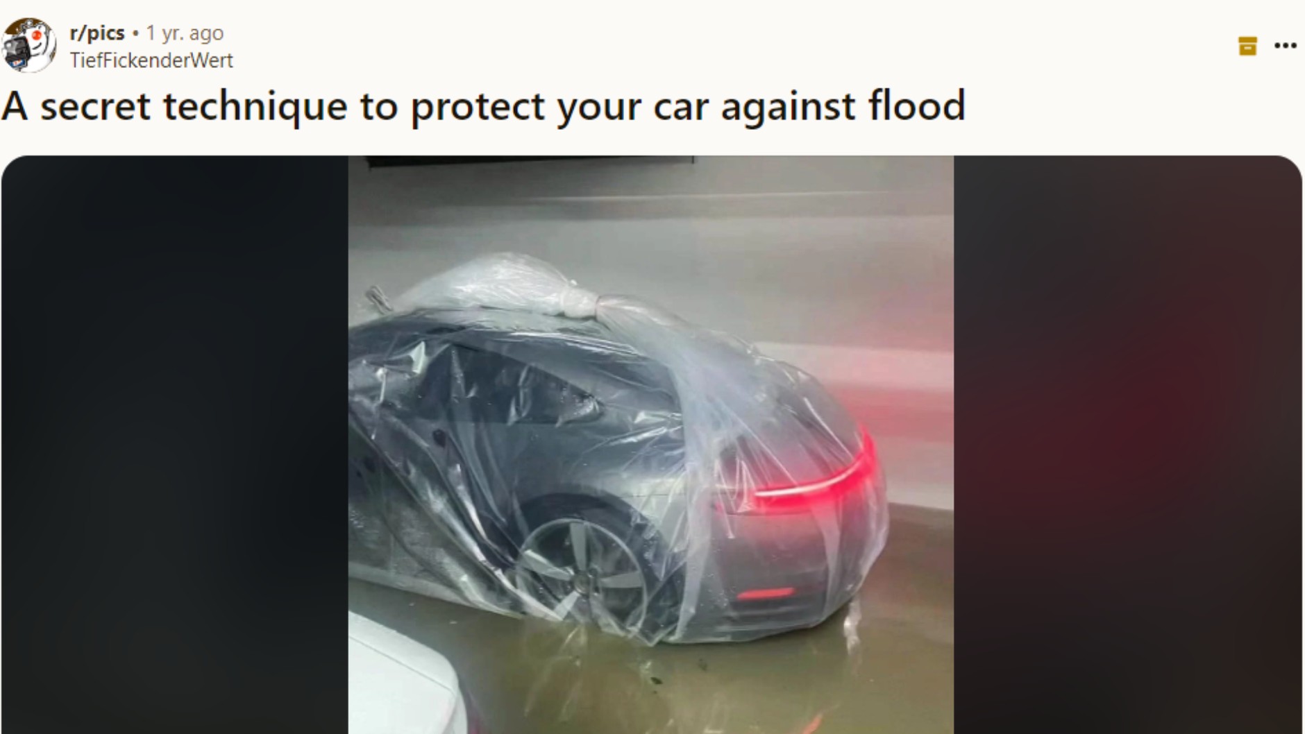 Zabezpieczone "folią przeciwpowodziową" auto