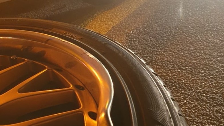 Uszkodzone koło na budowie drogi A1